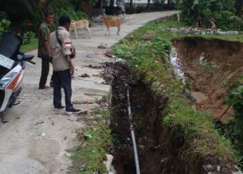 JALAN DESA BAJA DOLOK KECAMATAN TANAH JAWA, TERANCAM JEBOL
