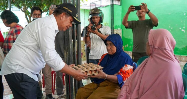 Bupati Tinjau Dan Beri Bantuan Kepada Masyarakat Terdampak Banjir Di Simalungun