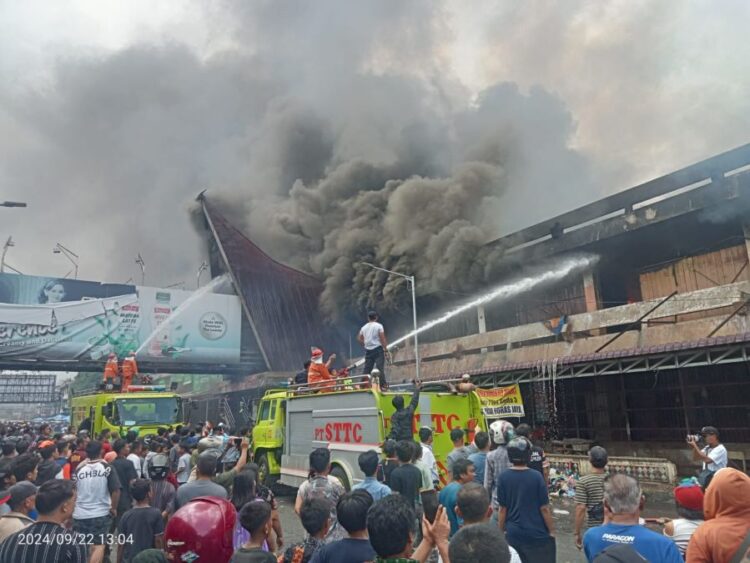 Gedung IV Pasar Horas Siantar Terbakar