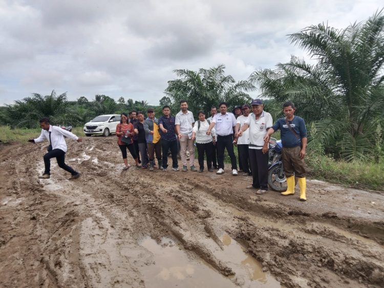 PTPN 4 JANJIKAN BANGUN PERKERASAN JALAN PENGHUBUNG NAGORI LUMBAN GORAT KE JALAN LINTAS SIANTAR-TANAH JAWA SEPANJANG 1500 METER