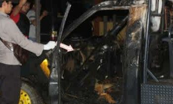 Mobil Patroli Mapolsek Daha Selatan yang dibakar pelaku penyerangan, Senin dini hari (01/06/2020).