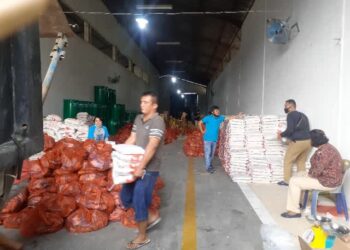 Ilustrasi pembagian kemasan sembako(foto red/Konstruktif.id/rey)