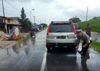 Petugas Kepolisian saat olah TKP