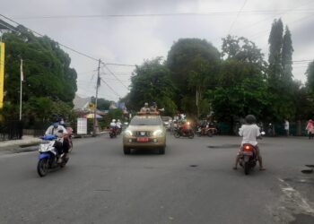Satpol PP Siantar lakukan penghimbauan kepada pengunjung Taman Bunga agar tidak Nongkrong dan hindari keramaian