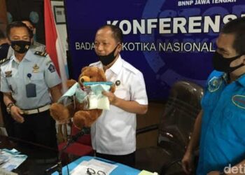 Foto: Petugas BNNP Jateng menangkap pengedar sabu yang disembunyika di dalam boneka beruang