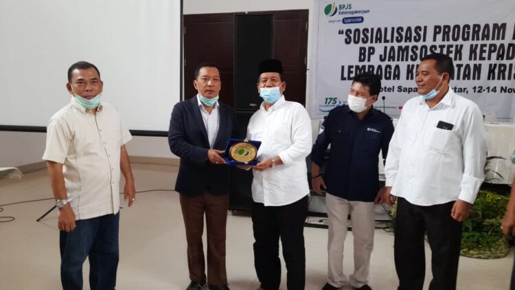 Kepala BPJS Kesehatan Cabang Pematangsiantar Windharlan Sialagan Kepala BPJS Kesehatan Cabang Pematangsiantar Windharlan Sialagan serahkan plakat penghargaan kepada calon Bupati Kabupaten Simalungun nomor urut 1, Radiapoh Hasiholan Sinaga (RHS)