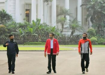 Presiden didampingi oleh Panglima TNI Marsekal Hadi Tjahjanto dan Kapolri Jenderal Idham Azis berolahraga di area sekitar Istana Kepresidenan Bogor.