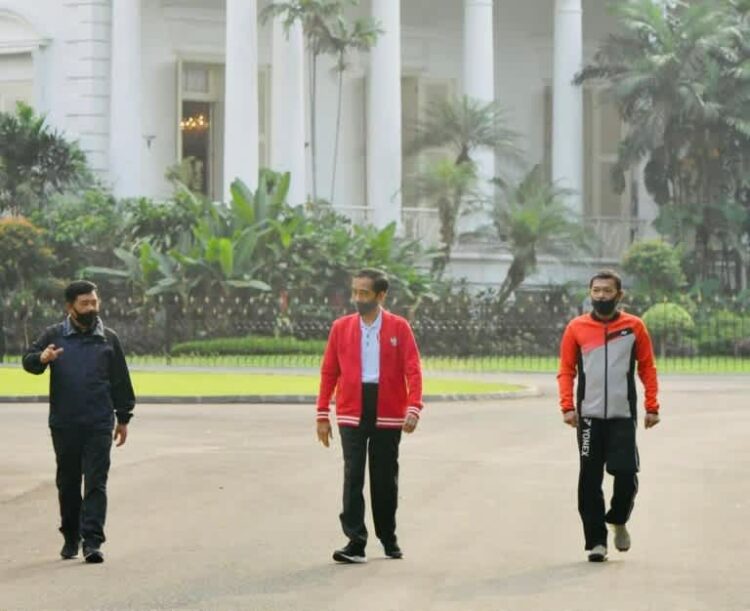 Presiden didampingi oleh Panglima TNI Marsekal Hadi Tjahjanto dan Kapolri Jenderal Idham Azis berolahraga di area sekitar Istana Kepresidenan Bogor.