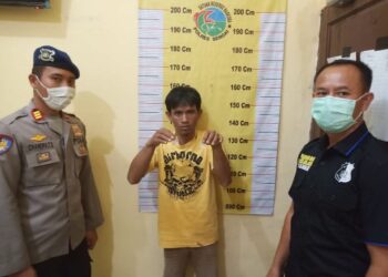 Tersangka di dampingi kasat pol Airud dan kasat narkoba.