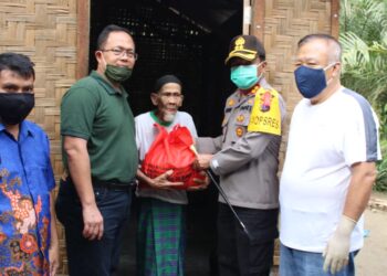 Saat pemberian sembako kepada warga.