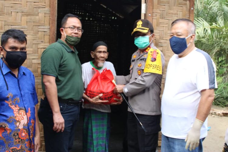 Saat pemberian sembako kepada warga.