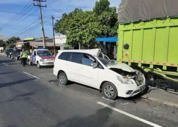 Mobil yang kecelakaan.