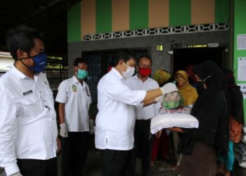 Wakil Walikota Siantar Togar Sitorus SE memberikan bantuan