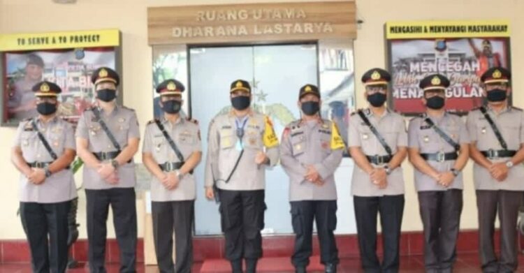 Kapolres bersama dengan jajarannya setelah Sertijab.