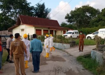 Tim Gugus Percepatan penanggulangan Covid 19 kab.Toba saat menjemput warga yang Positif Covid 19 sesuai hasil Test swab