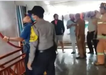 Pihak kepolisian dan pemerintah pemko saat memantau rumah korban usai api dipadamkan