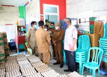 Jubir Covid 19 Pemko Pematangsiantar mendampingi Sekda meninjau persiapan bantuan Covid 19 Tahap ke II