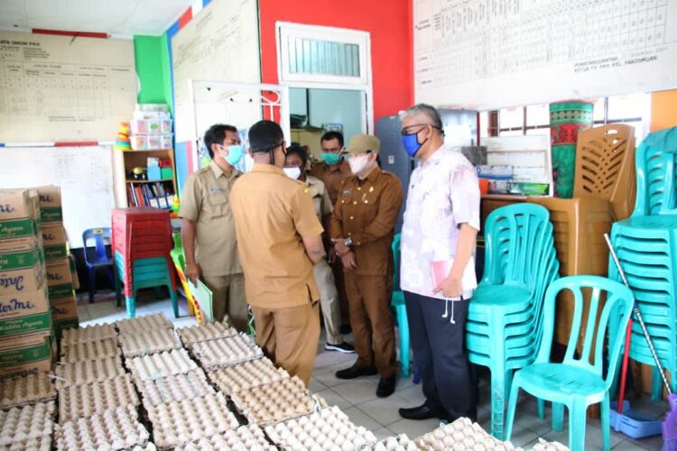 Jubir Covid 19 Pemko Pematangsiantar mendampingi Sekda meninjau persiapan bantuan Covid 19 Tahap ke II