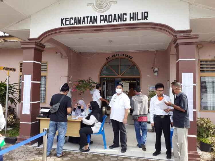 Camat Padang Hilir Ramadhan Pohan Ikut Mengawasi Pemberian Bantuan BST Kepada Masyarakat Kecamatan