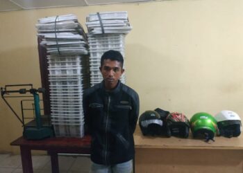 Naim dan Barang Bukti Saat di Mapolsek Firdaus.