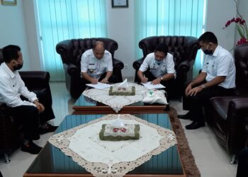 Walikota Menerima Bantuan ASN yang akan disalurkan kepada masyarakat yang terdampak Covid 19.