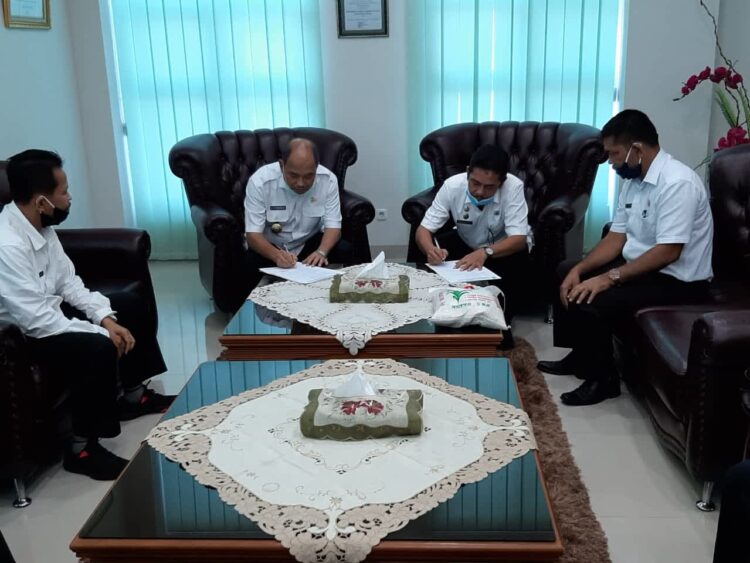 Walikota Menerima Bantuan ASN yang akan disalurkan kepada masyarakat yang terdampak Covid 19.