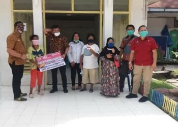 Warga Penerima KKS dan Camat saat foto bersama