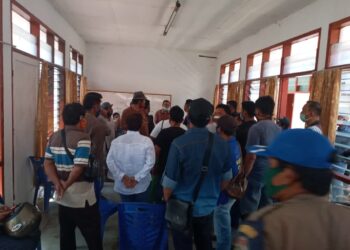 Para Pedagang Pasar Tradisional Balige saat berada di aula kantor Camat Balige