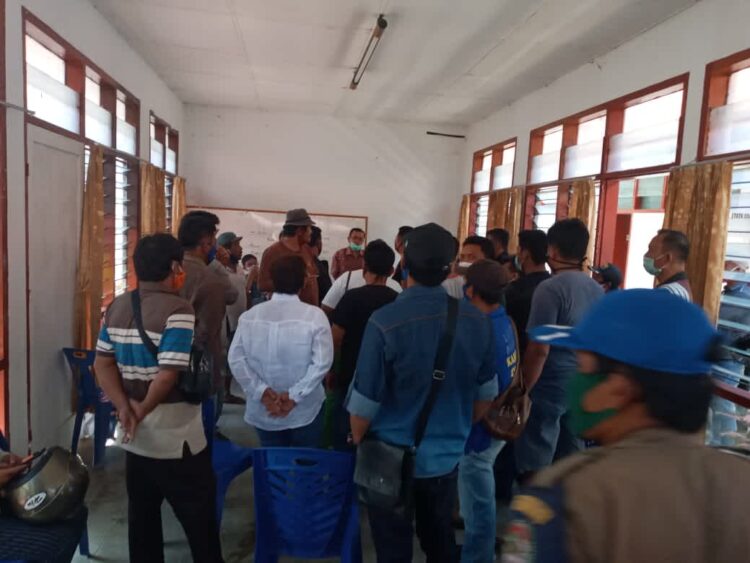 Para Pedagang Pasar Tradisional Balige saat berada di aula kantor Camat Balige
