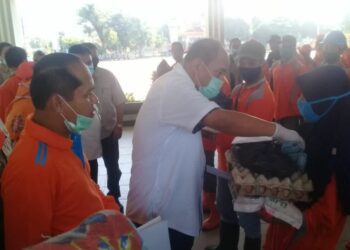 Walikota Tebingtinggi Ir. H. Umar Zunaidi MM di Dampingi Sekdako dan Kadis Infokom dan Kadis Kebersihan Memberikan Tali Asih Kepada Petugas Kebersihan kota Tebingtinggi.