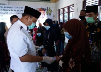 Walikota Tebing Tinggi Ir. H. Umar Zunaidi.MM Memberikan Bantuan Kepada Penggali Kuburan dan Anak Yatim