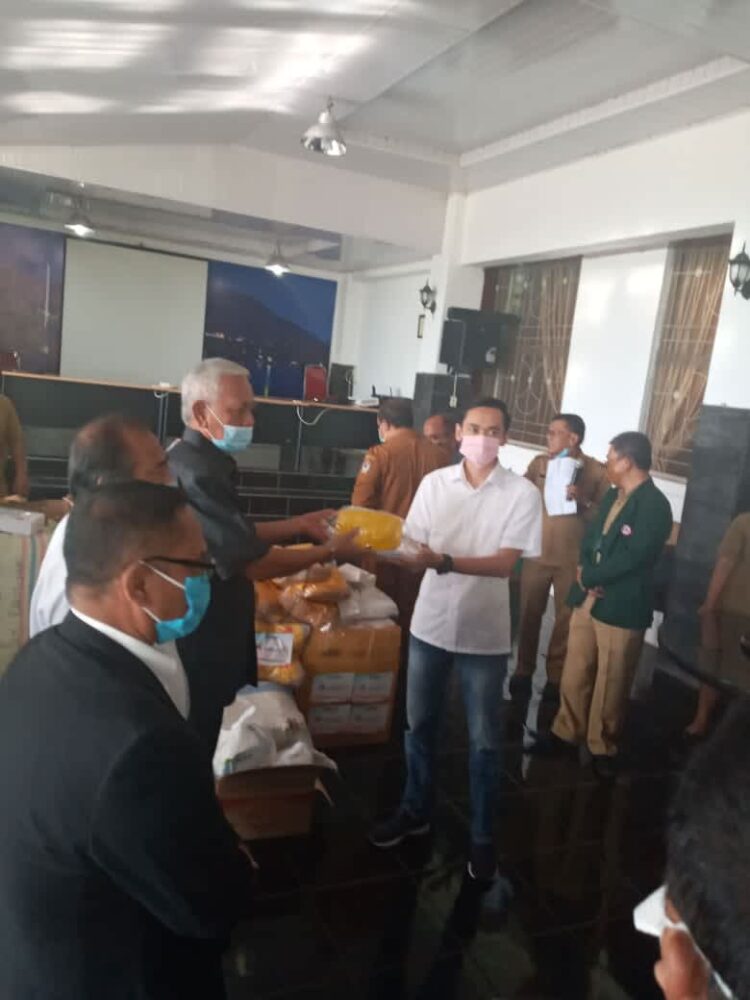 Serah terima bantuan Perum Jasa Tirta kepada pemerintah Kabupaten Toba