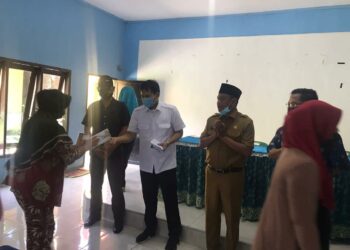 Ketua DPC PDIP Sergai H.Darma Wijaya didampingi Ketua GP Ansor Sumatera Utara (Sumut) H. Adlin Umar Yusri Tambunan ST,MSP,Ketua Partai Gerindra Budi SE, Ketua BKPRMI Sergai H. Andi Ginting, di Kantor Desa Kota Galuh,Kecamatan Perbaungan,Sergai serahkan bantuan kepada 31 korban bencana Angin Puting Beling.