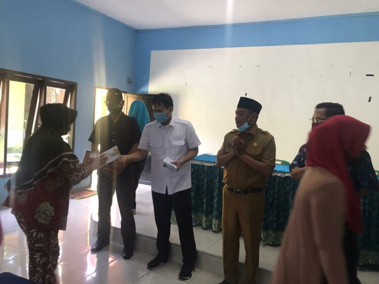 Ketua DPC PDIP Sergai H.Darma Wijaya didampingi Ketua GP Ansor Sumatera Utara (Sumut) H. Adlin Umar Yusri Tambunan ST,MSP,Ketua Partai Gerindra Budi SE, Ketua BKPRMI Sergai H. Andi Ginting, di Kantor Desa Kota Galuh,Kecamatan Perbaungan,Sergai serahkan bantuan kepada 31 korban bencana Angin Puting Beling.