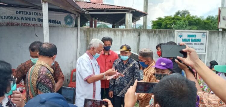 Bupati Kabupaten Toba saat memberikan BLT kepada warga terdampak Covid dari Dana Desa