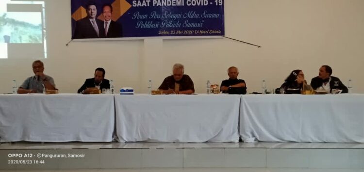 Balon Wakil Bupati Samosir, Raun Sitangang.Moderator Efendi Naibaho,ketua Tim pemenangan,Pahala Tua Simbolon,ketua DPC PKB Samosir,Nasib Simbolon,dan ketua DPC Golkar Rosinta Sitanggang,lieder /Donatour penyampaian Visi - Misi, Ober Gultom.(foto/Mangapar Limbong-Samosir