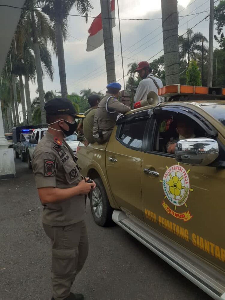 Kabid Trantib Satpol PP Kota Pematangsiantar, Raja Nababan saat memimpin tim gabungan.