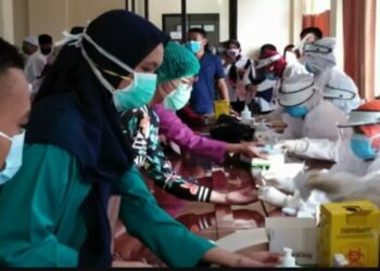 Tim Gugus Tugas Covid-19 mengadakan rapid test terhadap petugas Medis RS Kumpulan Pane Tebingtinggi.