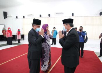Wakil Walikota Pematangsiantar, Togar Sitorus menyampaikan ucapan selamat kepada Basarin Yunus Tanjung
