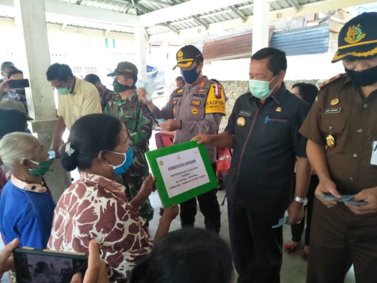 Bupati Kabupaten Samosir, Rapidin Simbolon menyerahkan secara simbolis dana BLT kepada masyarakat.