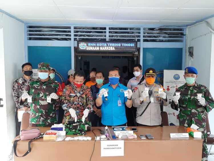Kepala BNNK Tebingtinggi AKBP Fadulusi Zenrato bersama kapolres Tebingtinggi AKBP James P Hutagaol