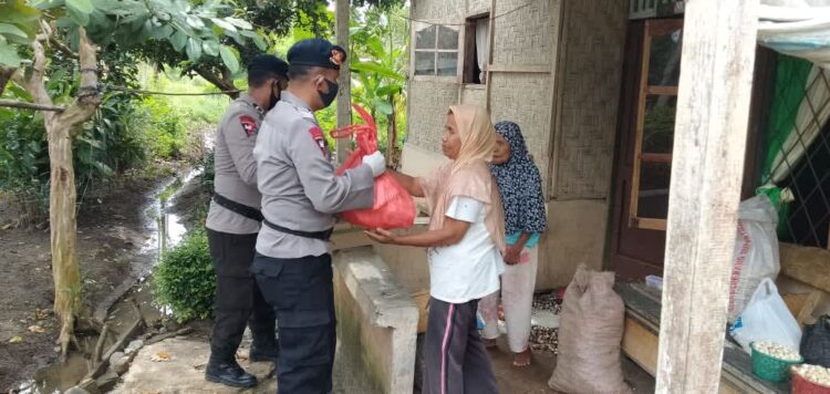 Sat Brimbo Poldasu Batalyon B Tebingtinggi saat membagikan sembako