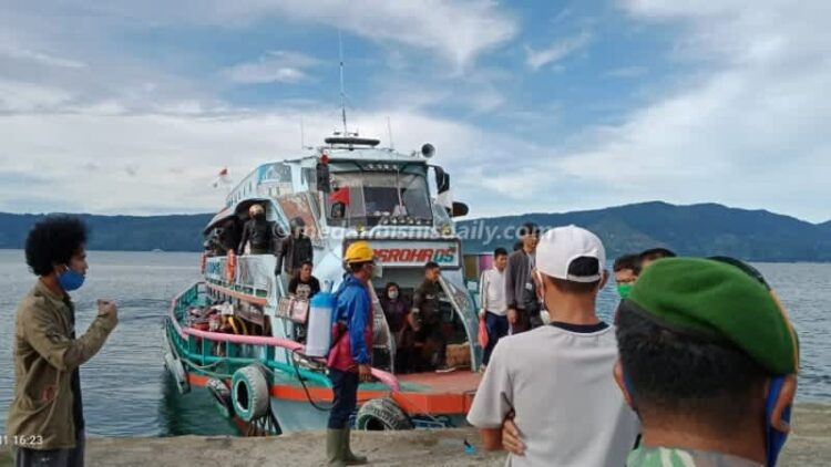 Petugas Posko Gugus Tugas Kabupaten Samosir di dermaga penyeberangan melakukan penjagaan cukup ketat sesuai Protokol Covid -19