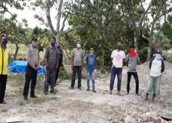 Anggota Polsek Pangururan yang turun pengecekan protokol Covid-19