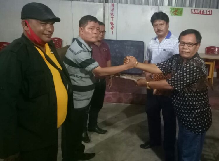Ketua Badan Pendiri Humatob, Grogol Butar-butar didampingi penasehat hukum Humatob, Miduk Panjaitan (kanan), menyerahkan mandat DPD Humatob Kabupaten Simalungun kepada Pardomuan Nauli Simanjuntak (ketua)