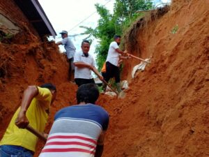 Warga gotong royong mengangkat tanah longsor