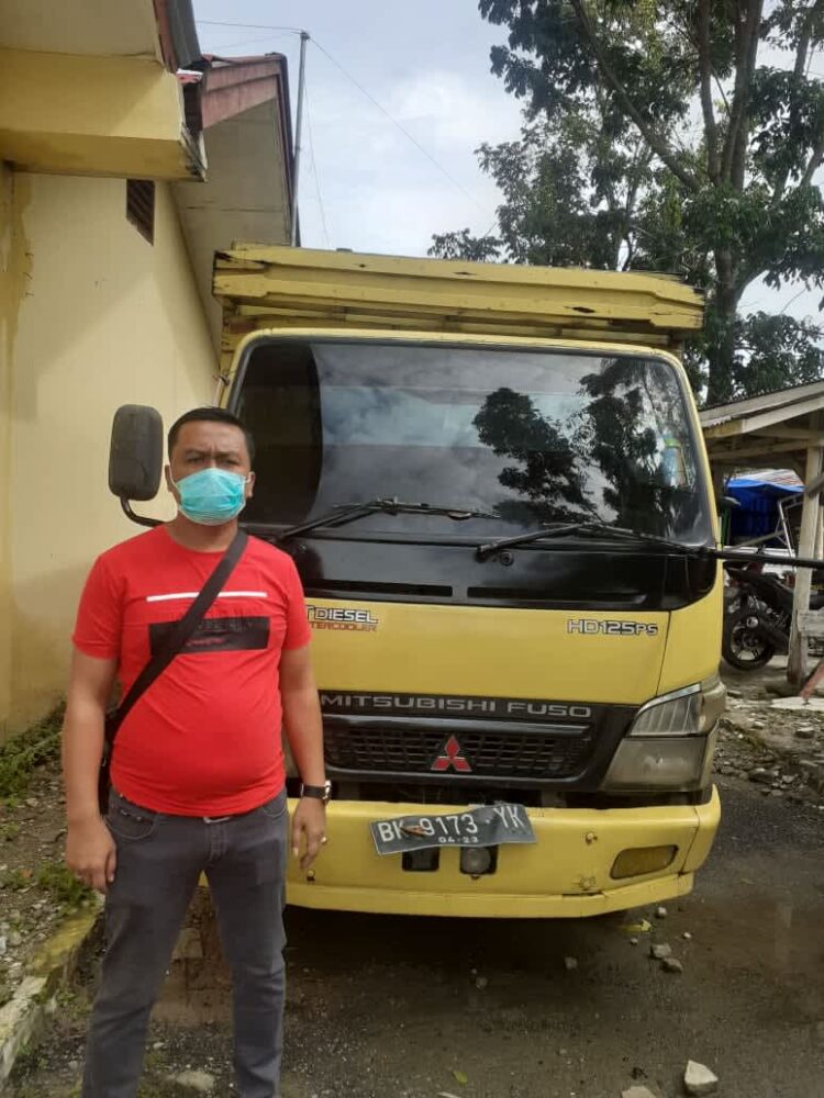 Kanit Reskrim Polsek Simanindo Bripka A.Sihombing SH menahan Truk para pencuri Kerbau di Samosir yang ditangkap di Tanah Karo