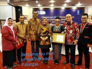 Fony boru Sitanggang, CEO Kyan Ulos saat menerima penghargaan