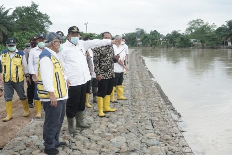 Menteri PUPR Basuki Hadimuljono bersama Walikota Tebingtinggi H Umar Zunaidi Hasibuan tinjau tanggul Sungai Padang. 