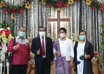 Ephorus HKBP Pdt Dr Robinson Butar-butar didampingi istri Sri M Simatulang, berfoto bersama dengan St Galbred Simatupang dan istri Rina Mei Ganda Simanjuntak.